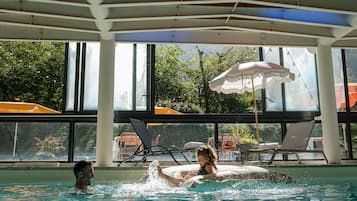 Innenpool, geöffnet von 09:00 Uhr bis 22:00 Uhr, Liegestühle