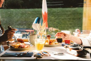 Frokostbuffé hver dag (mot et tillegg)