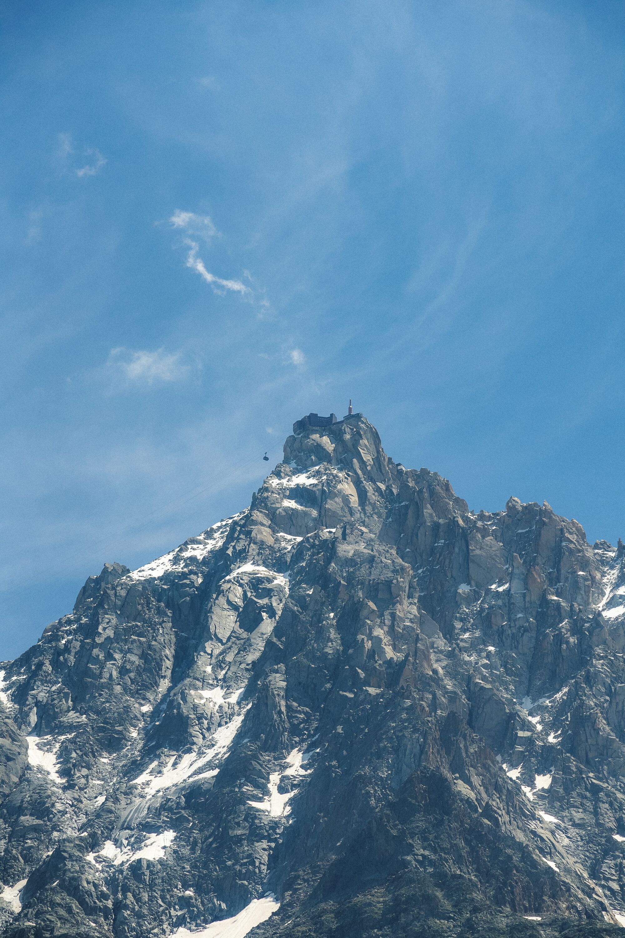 Un pico montañoso escarpado bajo un cielo despejado.