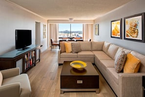 Presidential Suite, 1 King Bed with Sofa bed | Living room | 27-inch TV with cable channels, pay films