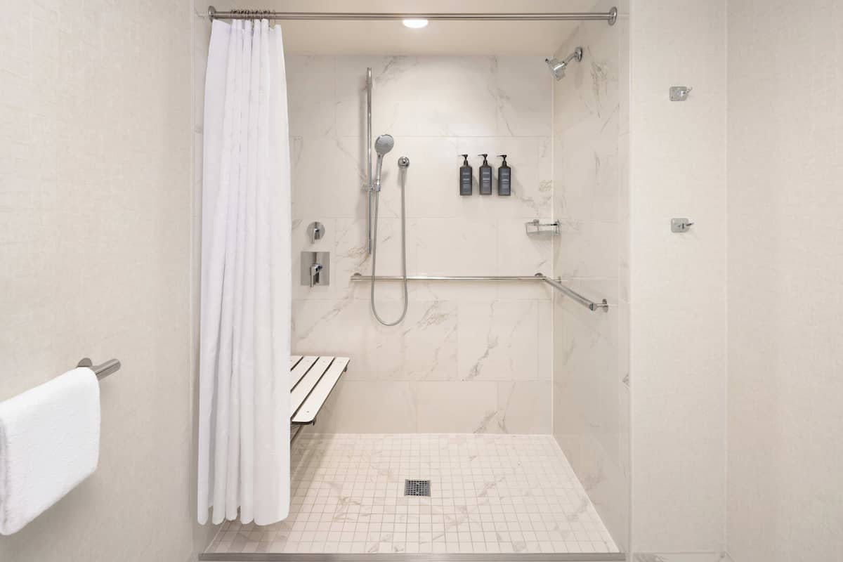 Phòng, 1 giường cỡ king (Mobility Accessible, Roll-In Shower) | Phòng tắm | Vòi sen/bồn tắm kết hợp, đồ dùng nhà tắm miễn phí, máy sấy tóc