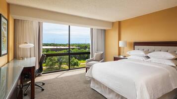 Selimut bulu angsa, brankas, meja kerja, dan setrika/meja setrika