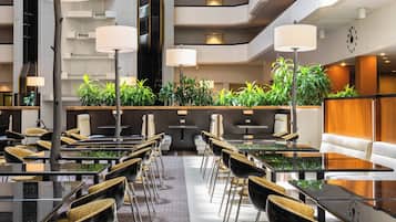Desayuno a la carta diario (USD 14 por persona)
