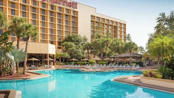 Piscina interna, piscina externa, funciona das 6h às 23h, guarda-sóis