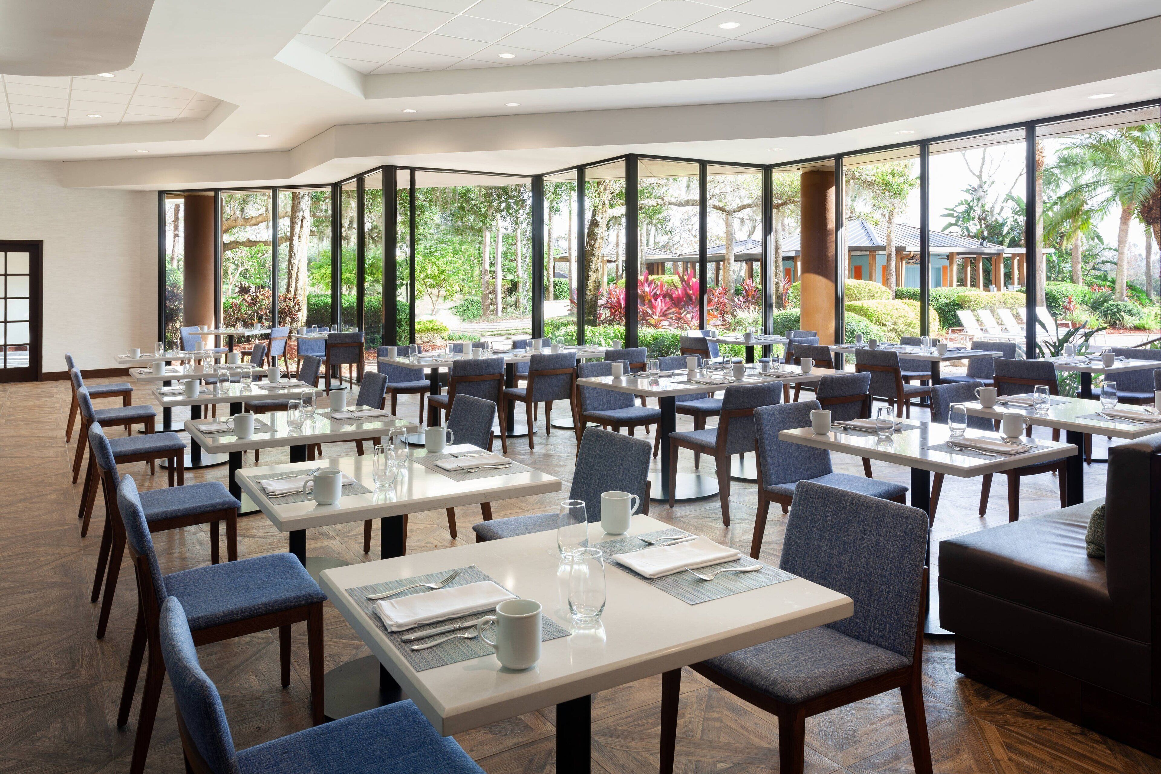 2 間餐廳，供應早餐、午餐和晚餐，美國料理