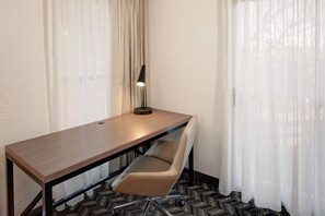 办公桌、笔记本电脑工作区、熨斗/熨衣板、免费婴儿床
