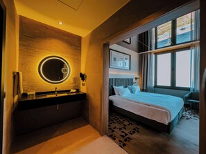 Minibar, in-room safe, desk, laptop workspace - Best Western Plus Hotel Konak (Izmir)