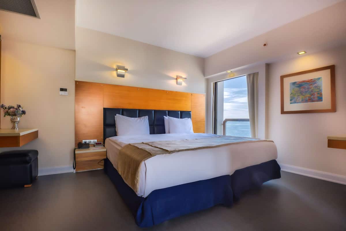 Standard Room, 1 King Bed, Sea View | Minibar, in-room safe, desk, laptop workspace