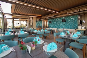 Petit déjeuner, déjeuner et dîner servis sur place, vue sur la mer