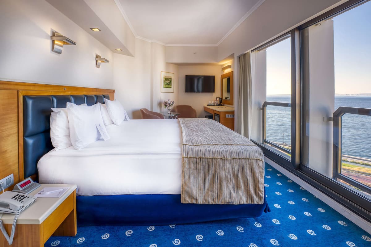 Standard Room, 1 King Bed, Jetted Tub, Sea View | Minibar, in-room safe, desk, laptop workspace