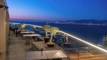 Se sirven desayunos, comidas y cenas con vista al mar