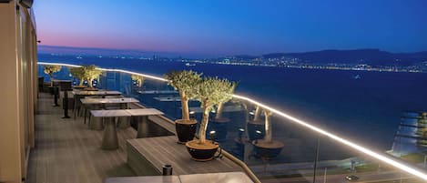 Se sirven desayunos, comidas y cenas con vista al mar
