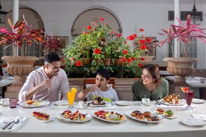 5 من المطاعم؛ يتم تقديم الإفطار، والغداء، والعشاء 