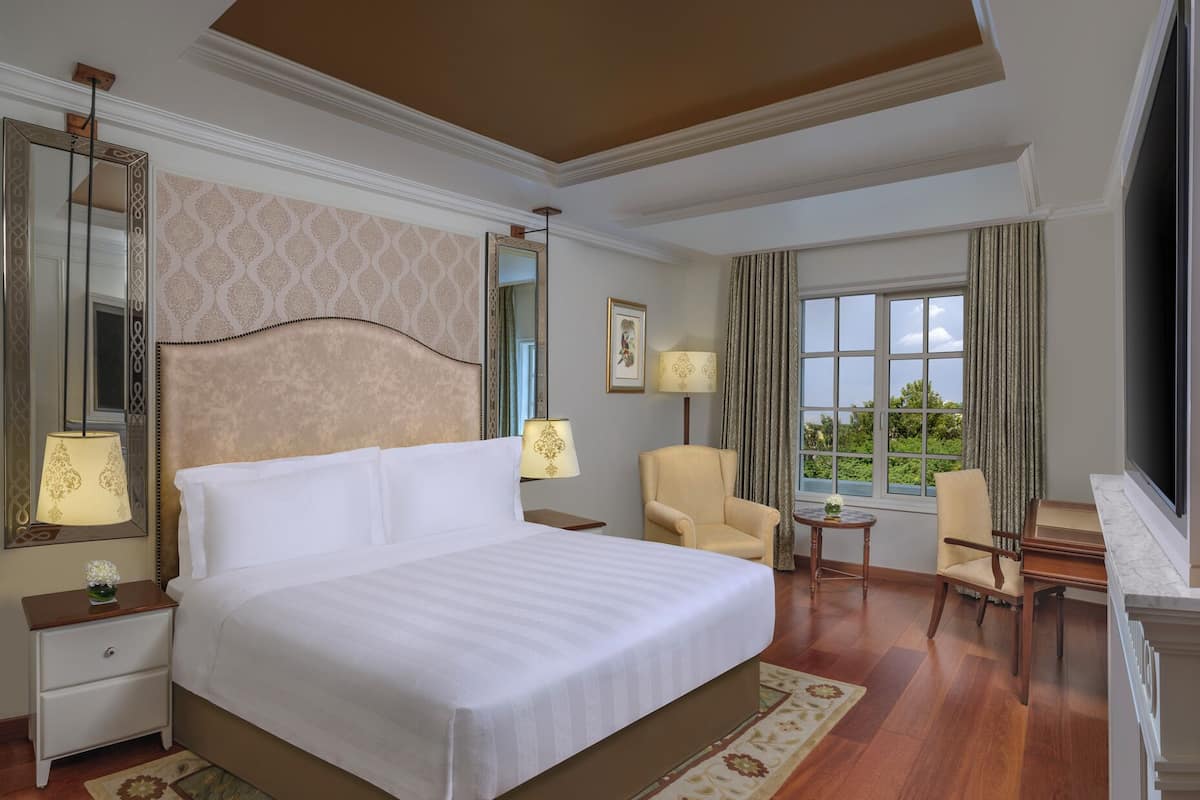 Luxe beddengoed, pillowtop-bedden, een kluis op de kamer, een bureau