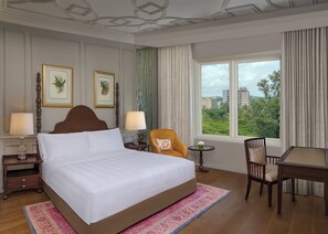 俱乐部客房, 1 张大床 | 高档床上用品、加厚床垫、客房内保险箱、办公桌