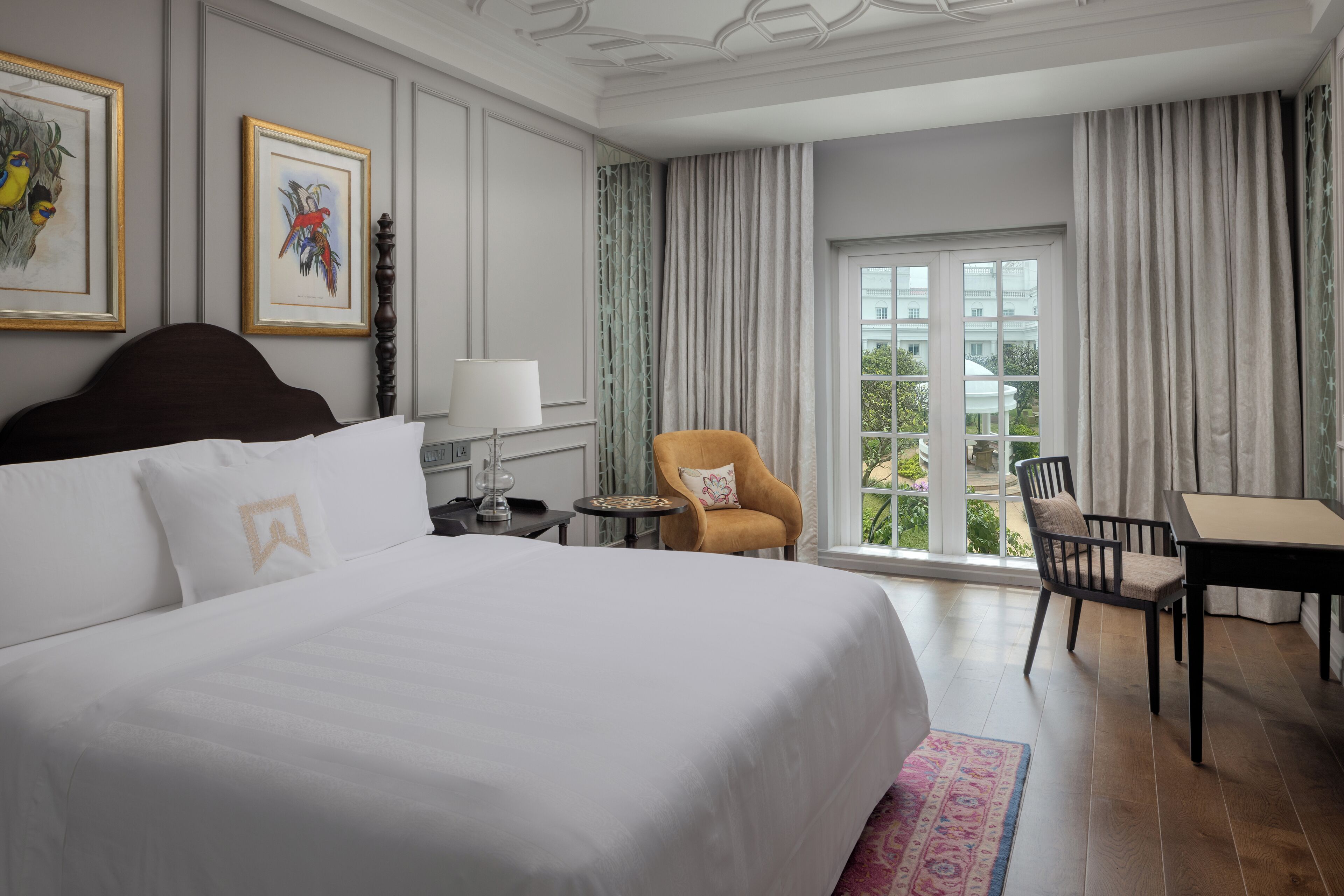 Luxe beddengoed, pillowtop-bedden, een kluis op de kamer, een bureau