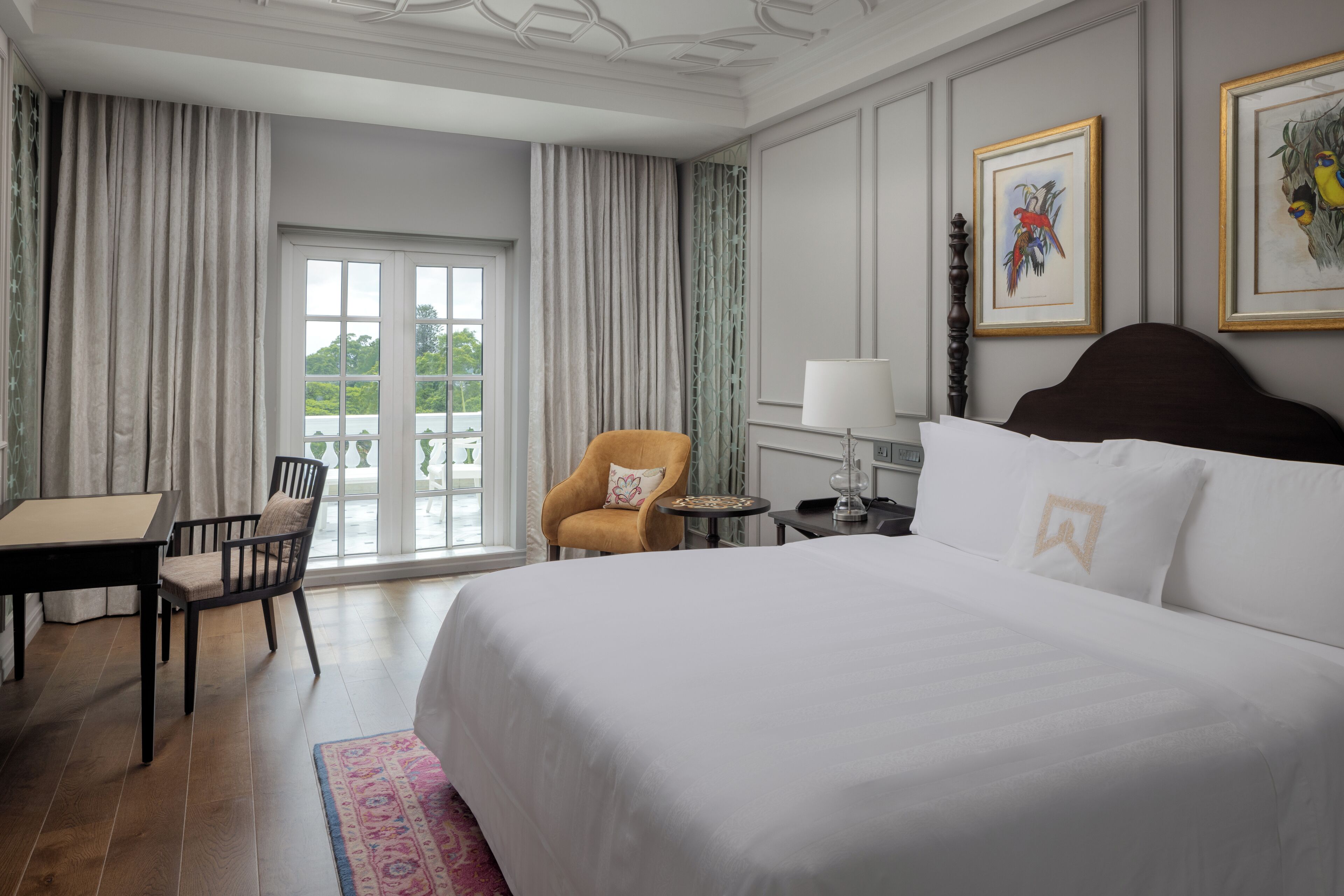 Luxe beddengoed, pillowtop-bedden, een kluis op de kamer, een bureau