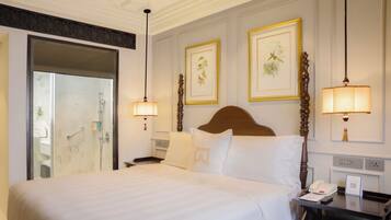 Club Room, 1 Queen Bed | Premium bedding, pillow-top beds, in-room safe, desk