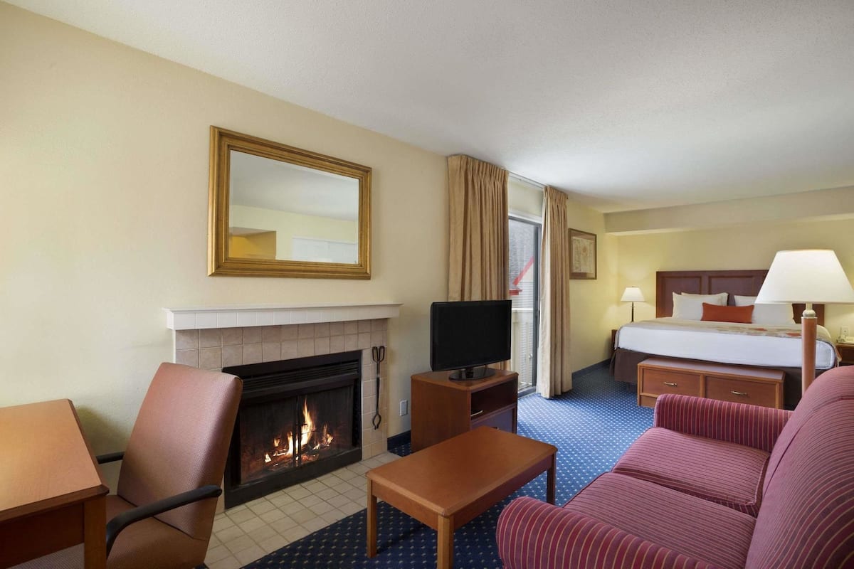 In-room safe, desk, free WiFi, bed sheets