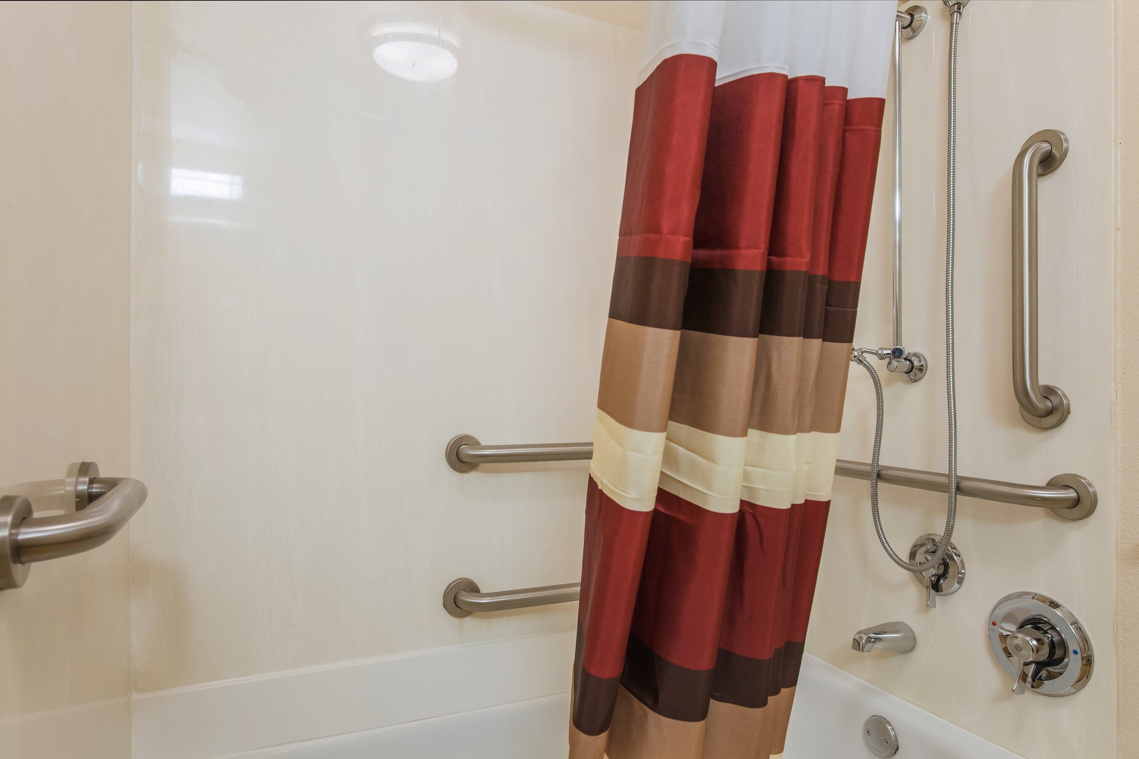 combined shower/bathtub, eco-friendly toiletries, hair dryer, towels