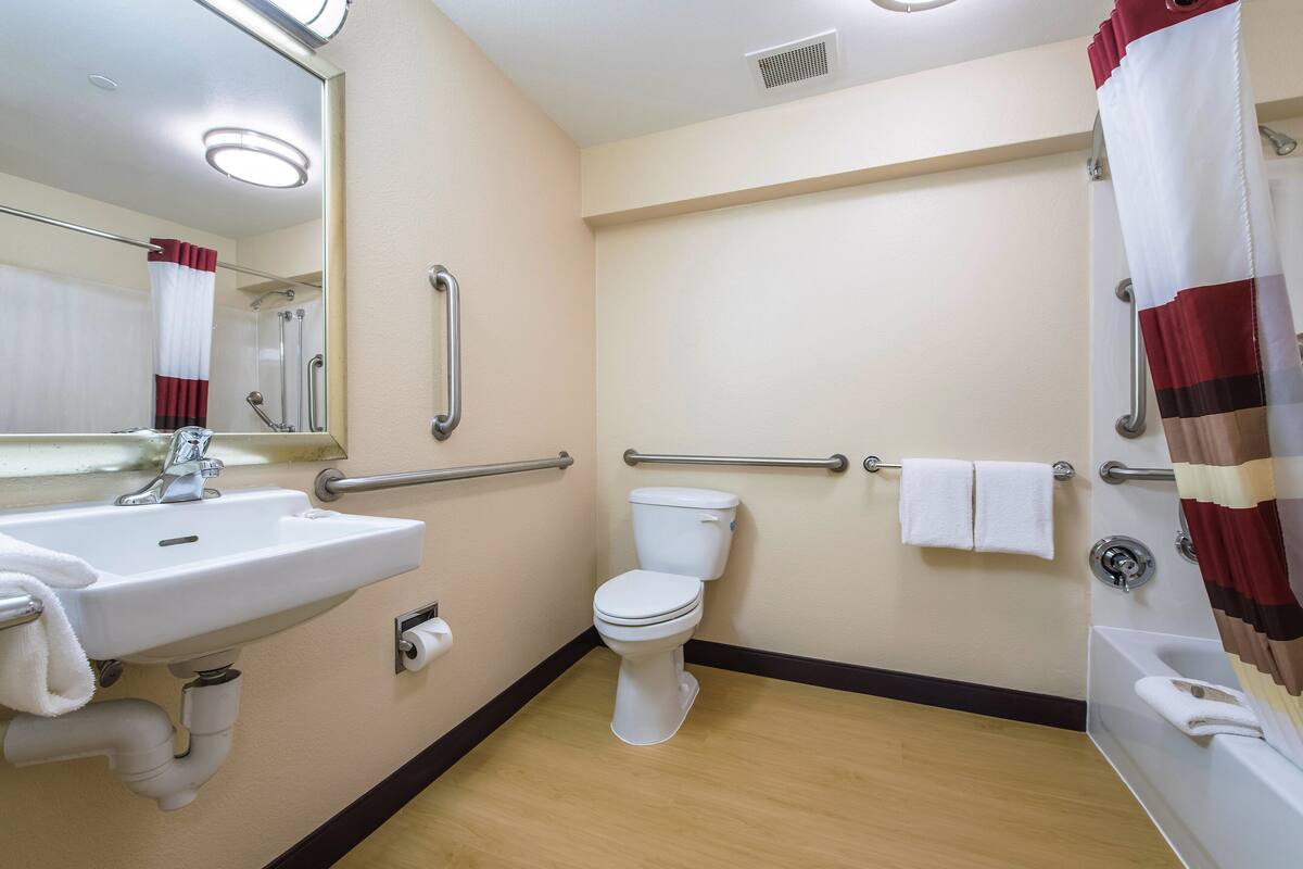 combined shower/bathtub, eco-friendly toiletries, hair dryer, towels