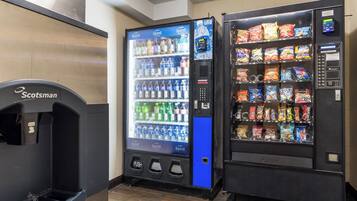 Ett område med en försäljningsautomat för drycker och en annan för snacks.