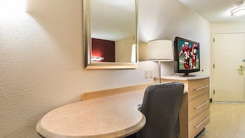 1 habitación, cortinas blackout y tabla de planchar con plancha