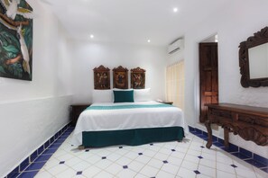 Ropa de cama de alta calidad y caja de seguridad en la habitación 