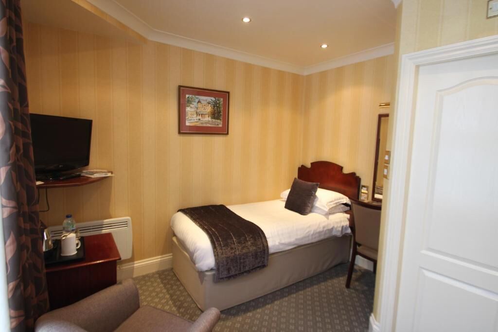 Comfort Room, 1 Single Bed, Non Smoking | In-room safe, individually decorated, individually furnished, desk