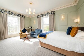 Rom – deluxe, 1 dobbeltseng, ikke-røyk | Safe på rommet, individuelt dekorert, individuelt innredet og skrivebord