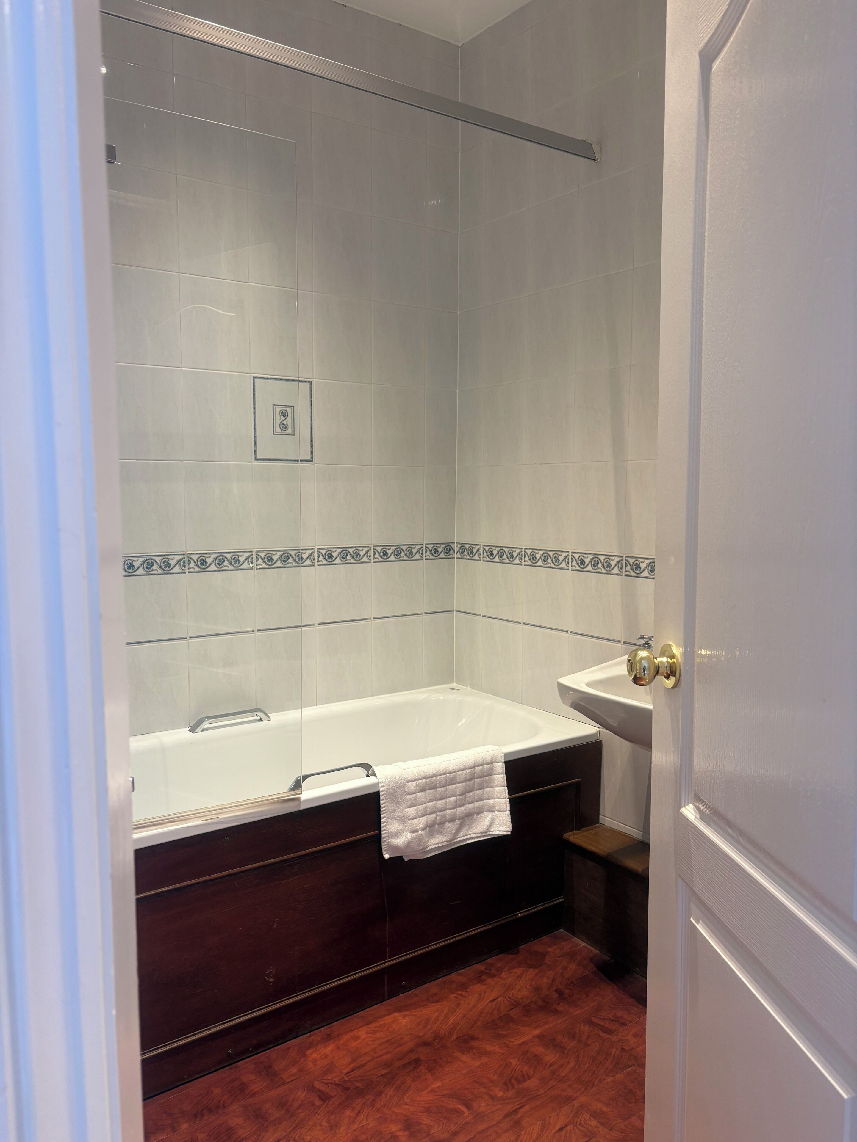 Un baño con bañera, lavabo y zona de ducha.