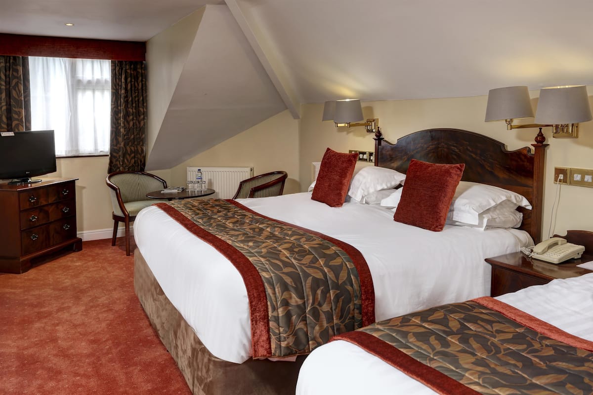 Comfort Room, 2 Single Beds, Non Smoking | In-room safe, individually decorated, individually furnished, desk