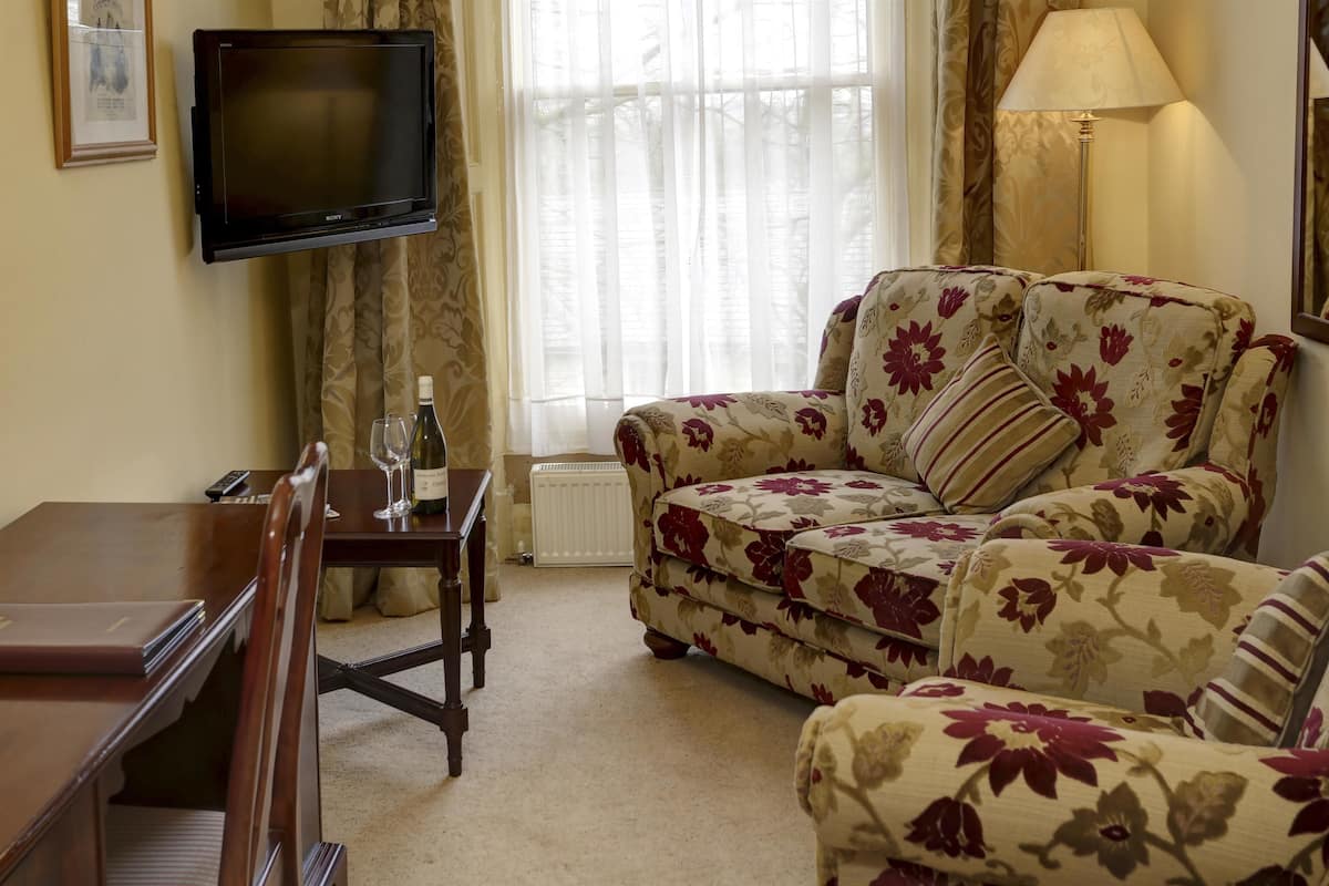 Comfort Room, 1 Double Bed, Non Smoking, Annex Building | In-room safe, individually decorated, individually furnished, desk