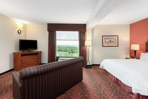 One king mini suite non smoking | Living area | 37-inch flat-screen TV with cable channels, TV - Hampton Inn by Hilton Branson on the Strip (Branson)