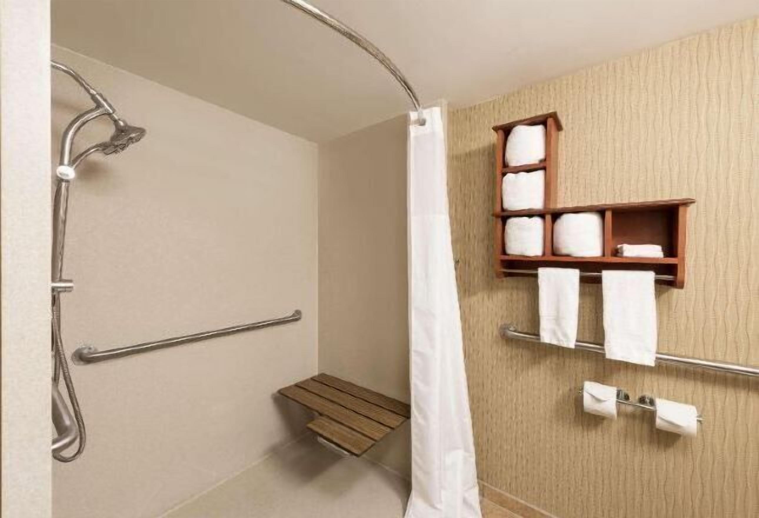 Baño | Tina con regadera, amenidades de baño gratuitas, secadora de cabello 