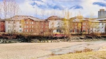 File di edifici a più piani con un fiume sullo sfondo.