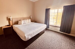 Down comforters, pillowtop beds, desk, laptop workspace - Wingate by Wyndham Anchorage Downtown/Ship Creek (Anchorage)