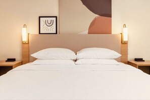 Suite studio, 1 grand lit, non-fumeur (Efficiency) | Couette en duvet, lit avec matelas à plateau-coussin, bureau