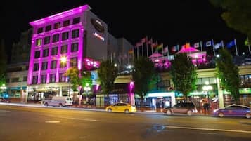 Vista frontal de la propiedad por la tarde o noche