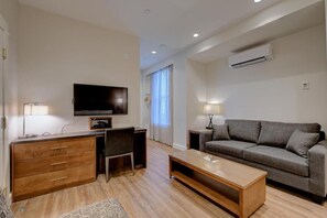 Studio, 1 King Bed | Minibar, in-room safe, blackout drapes, iron/ironing board