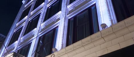 Exterior del Hotel Strathcona, con ventanas iluminadas y un cartel.
