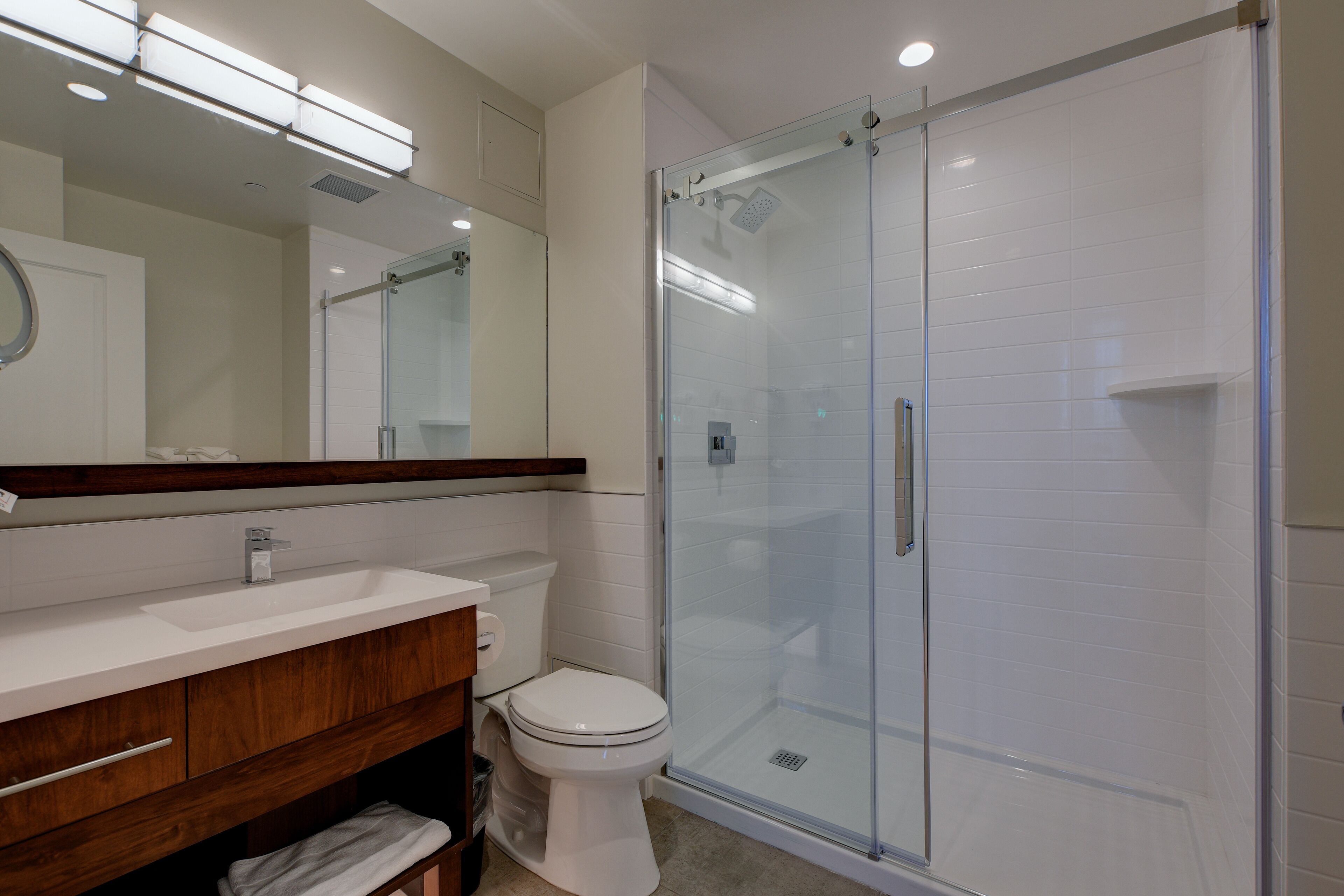 premium room, 1 queen bed, city view | bathroom | free toiletries, hair dryer, towels, soap