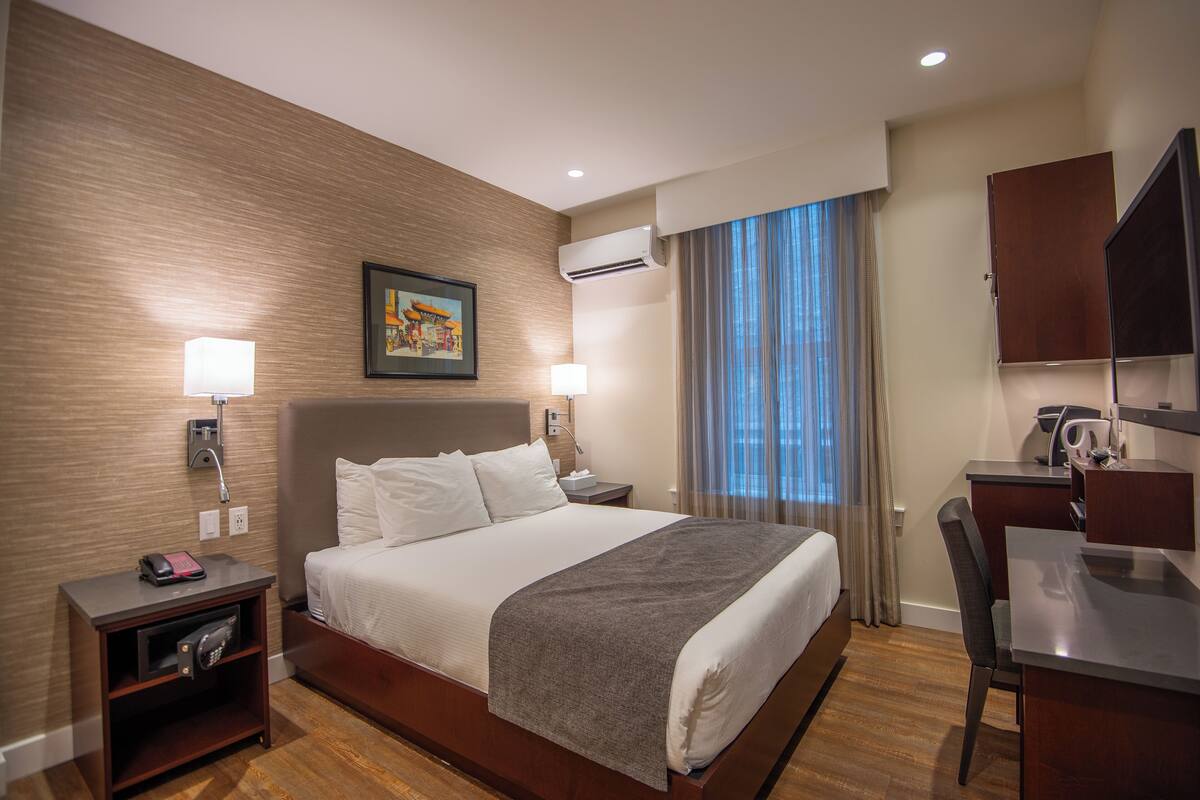 Queen Room - Newly Renovated | 迷你吧、房內夾萬、遮光窗簾/窗簾、熨斗/熨衫板