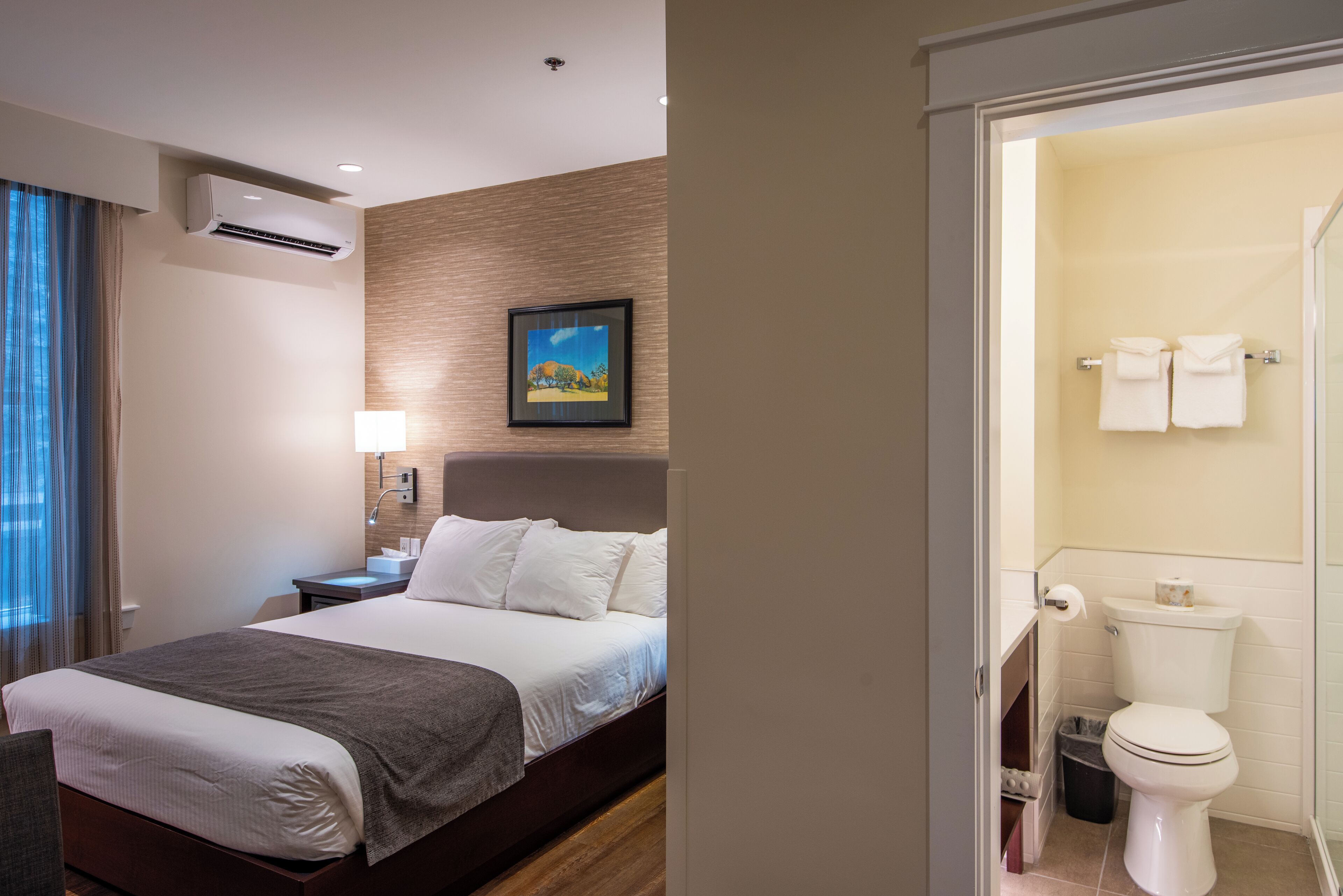 queen room - newly renovated | minibar, in-room safe, blackout curtains, iron/ironing board