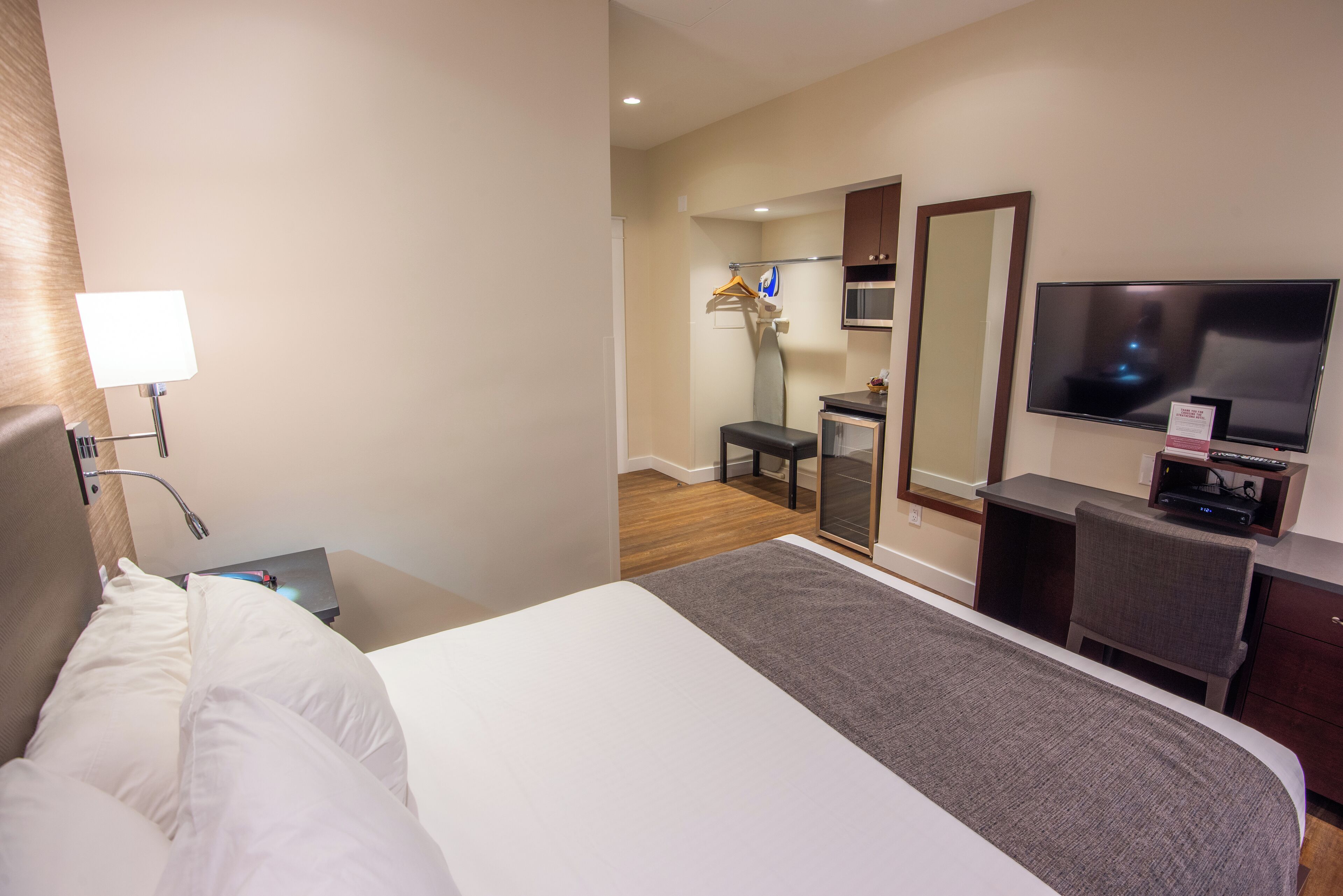 queen room - newly renovated | minibar, in-room safe, blackout curtains, iron/ironing board