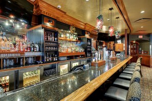 6 bars/lounges, sports bar - Strathcona Hotel (Victoria)