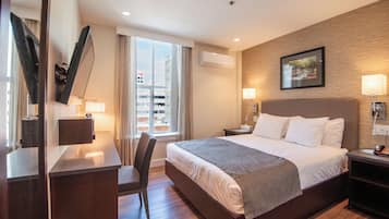 Queen Room - Newly Renovated | 1 habitación, minibar y caja de seguridad en la habitación