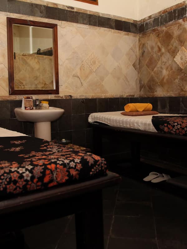 Sauna, hot tub, perawatan tubuh, aromaterapi, dan body scrub