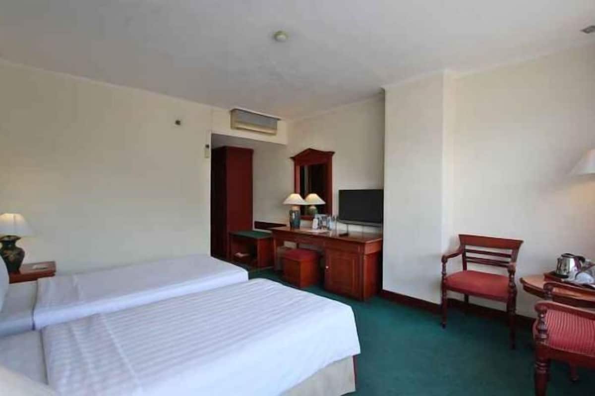 Minibar, decoración personalizada, muebles diferentes y escritorio