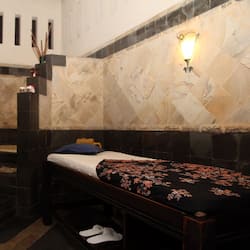 Sauna, hot tub, perawatan tubuh, aromaterapi, dan body scrub